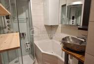 Anspruchsvoll kernsanierte, neuwertige 2-Zi-Balkonwohnung in Ruhelage nahe U6 Niederhofstrasse