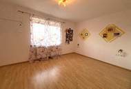 Großzügiges Ein- oder Zweifamilienhaus mit mehreren Nebengebäuden in zentraler Lage