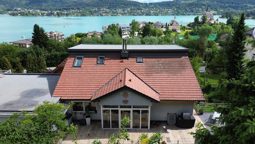 Sonniges Seehaus in Maria Wörth: Zwei Wohneinheiten mit rundum Seeblick + Gartenidylle