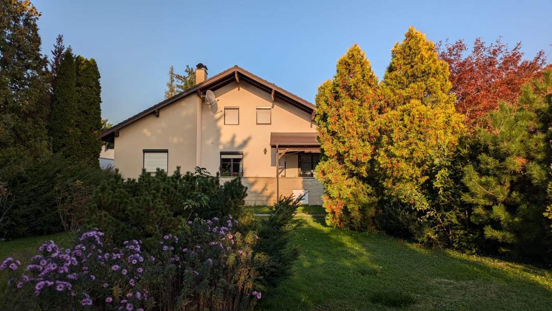 Charmantes Einfamilienhaus auf großem Grund in ruhiger Lage !