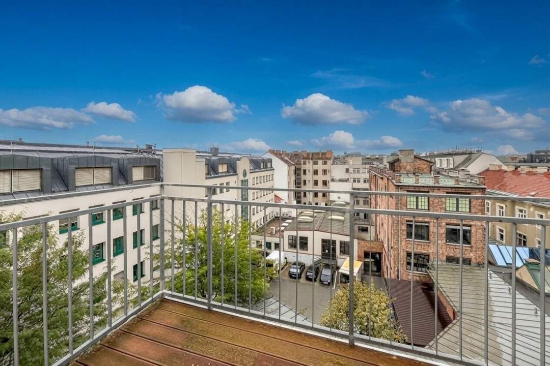 Helle 2-Zimmer-Dachgeschoßwohnung mit Balkon nahe Schönbrunn