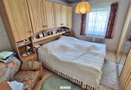 Bad Aussee: Ein,- Zweifamilienhaus mit 2 Balkonen, Terrasse, 3 Garagen, Gartenhütte