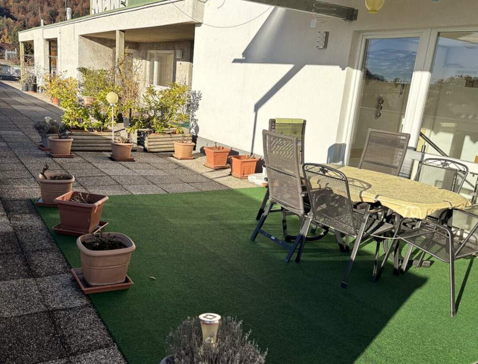 Großzügige Wohnung mit zwei Loggien, Dachterrasse und Einbauküche!