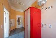 ++Q18++ Renovation-required 2.5-room old building flat with great conversion potential