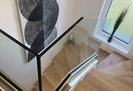 Zuhause ankommen: Traumhaus mit Salzwasserpool und moderner Gartengestaltung.