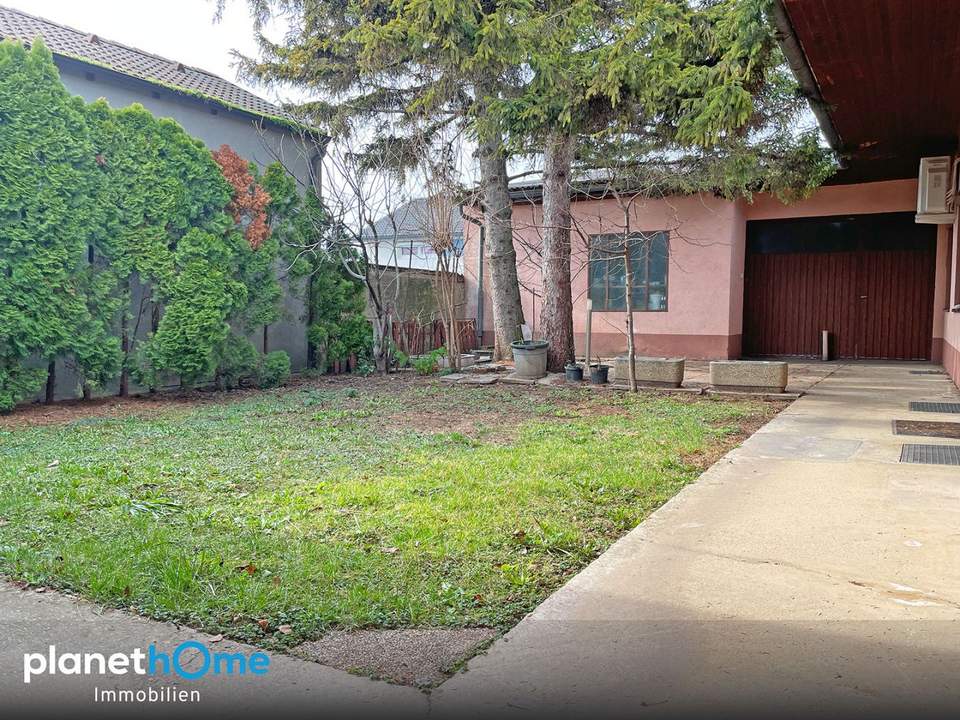 Einfamilienhaus mit Terrasse, Innenhof und großer Garage