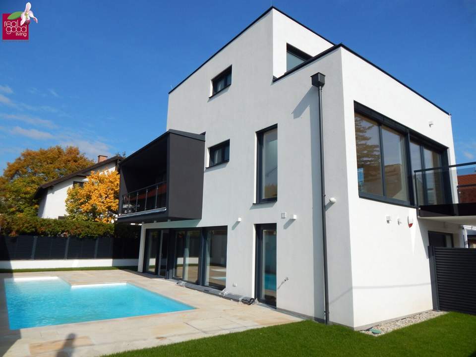 Villa mit Pool, voll unterkellert – mit Top-Ausstattung