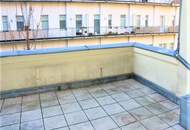 TERRASSENHIT, UNBEFRISTET, 86 m2 Altbau mit 30 m2 Freifläche, 3 Zimmer, Komplettküche, Wannenbad, Parketten, Hofruhelage