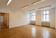TOLLER BLICK über die MARIAHILFER STRASSE! Helles Büro mit sehr gutem Grundriss im 3. Liftstock