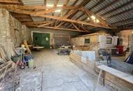 Wohnen mit Privatsphäre: Bauernhaus mit uneinsehbarem Innenhof, großem Maschinenschuppen und vielseitigen Nebengebäuden