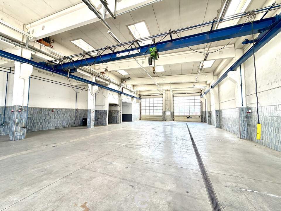Lager und Produktionsfläche direkt an der B1 in Wels