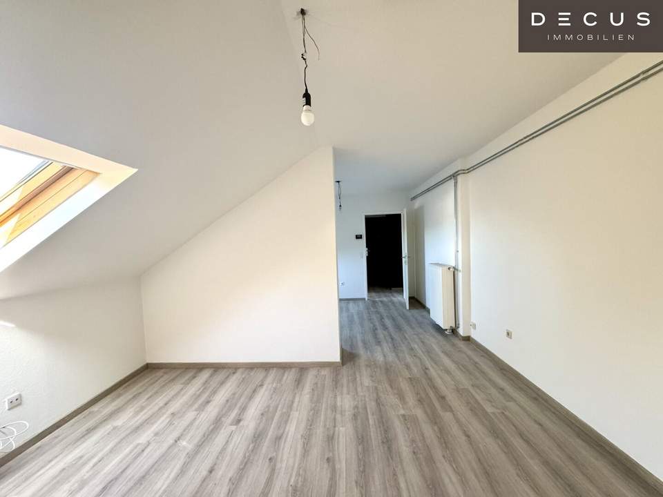 | CHARMANTE DACHGESCHOSSWOHNUNG | HELL & ZENTRAL | 4. OG | IDEAL FÜR SINGLES & STUDENTEN | TOP LAGE | NÄHE UNI