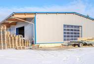 Halle mit Verladerampen