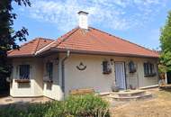 ''Komfortabel ausgestatteter Bungalow mit parkähnlichem Garten''