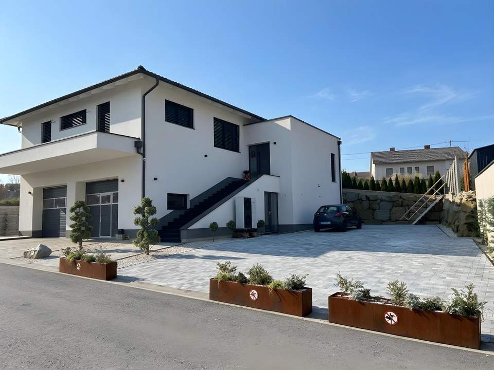 Mehr Platz fürs Leben: Familienhaus mit 4-m-Garage, Hebebühne, Pool & Homeoffice