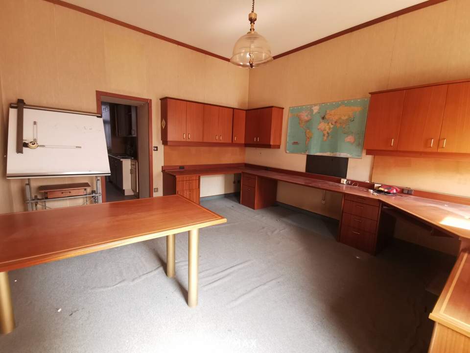 1 Zimmer Wohnung, ehemals Büro, zum renovieren/sanieren. Werkstatt im Hoftrakt + Souterrain separat oder zusammen zu erwerben.
