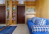 1170 AM HEUBERG: GROßZÜGIGER FAMILIENWOHNSITZ MIT INDOORPOOL, WELLNESS, GARTEN &amp; WIEN-BLICK