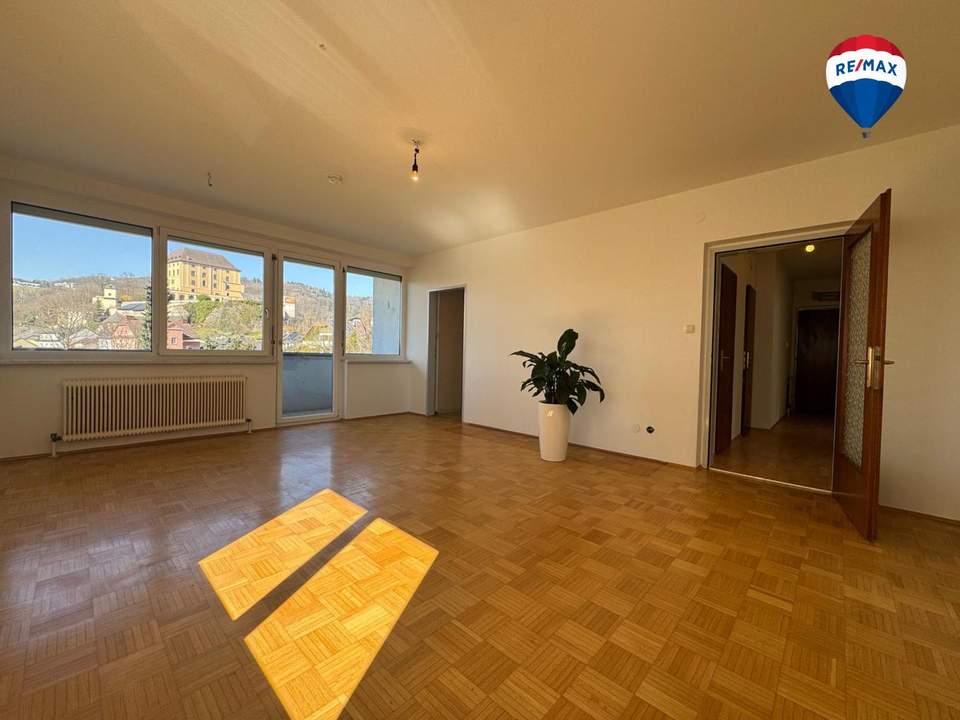 >>>KAUFANBOT LIEGT VOR<<< Wohnung mit Schlossblick, drei Schlafzimmern und Garage