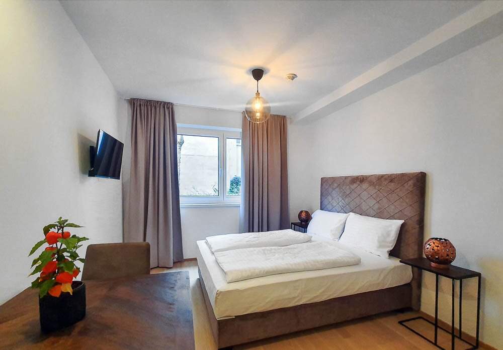 Attraktives Renditeobjekt in Ottakring: Sanierte Gewerbeeinheit mit 4 Apartments in Top-Lage nahe Brunnenmarkt