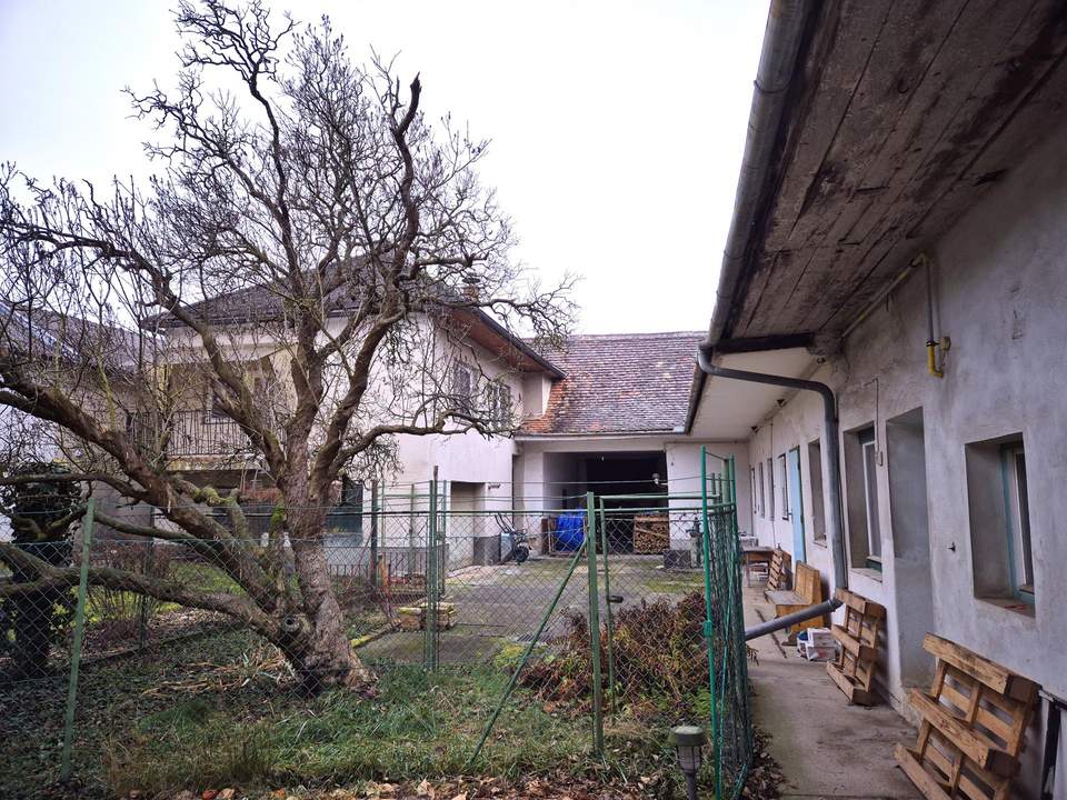 Mehrfamilienhaus auf einem großem Grundstück