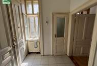 LEERSTEHEND! RENOVIERUNGSBEDÜRFTIGE WOHNUNG IN GEPFLEGTEM ALTBAU - LIFTBENÜTZUNG INKLUSIVE! SCHLAFZIMMER HOFSEITIG!