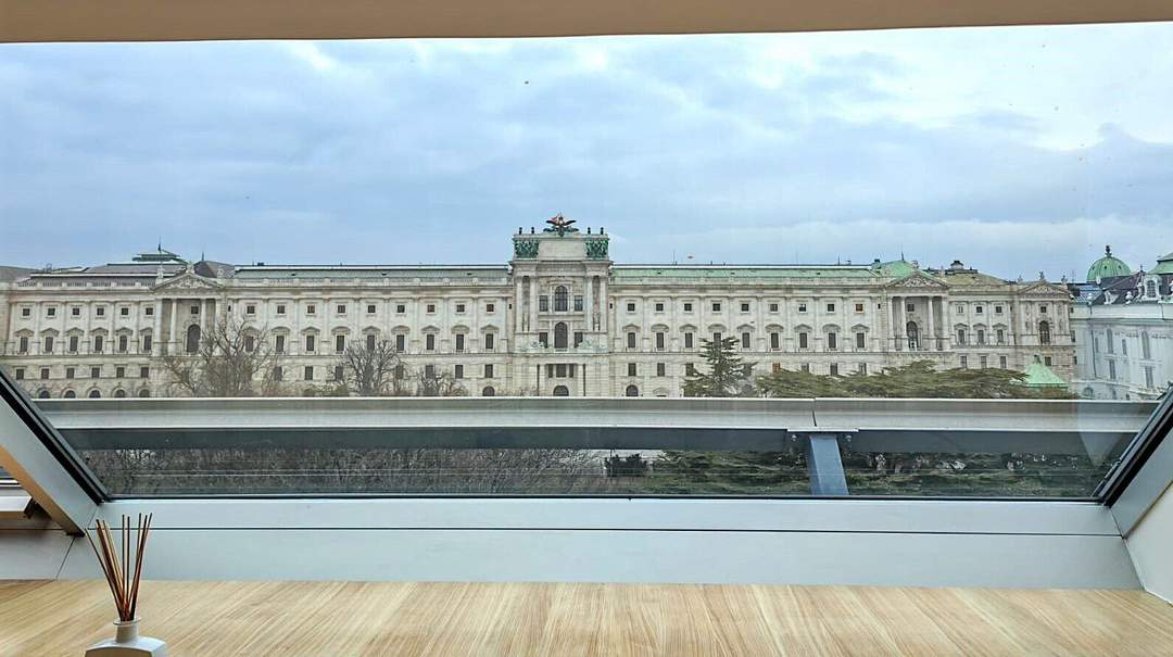 Möbliertes Luxuspenthouse mit Garage und Blick auf die Hofburg