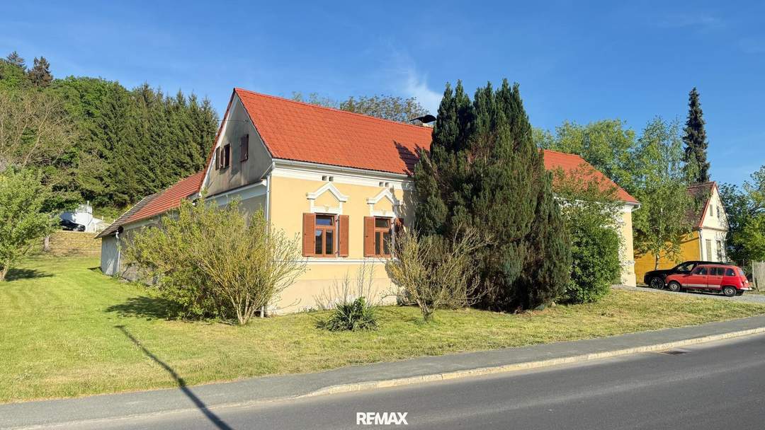Traditioneller Dreikanthof mit uneinsehbarem Arkadenhof-Innenhof und großen Entwicklungspotenzial
