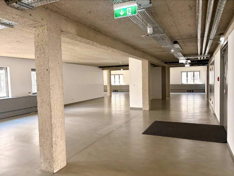 Urbanes Arbeiten im Industrial-Chic: Exklusives Büro mit Open-Space-Flair und Innenhof-Balkon