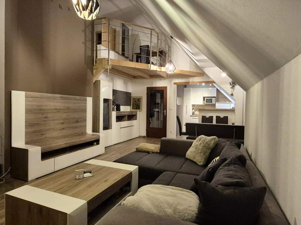 SCHÖNE, ZENTRALE DACHGESCHOSSWOHNUNG MIT SÜDBALKON