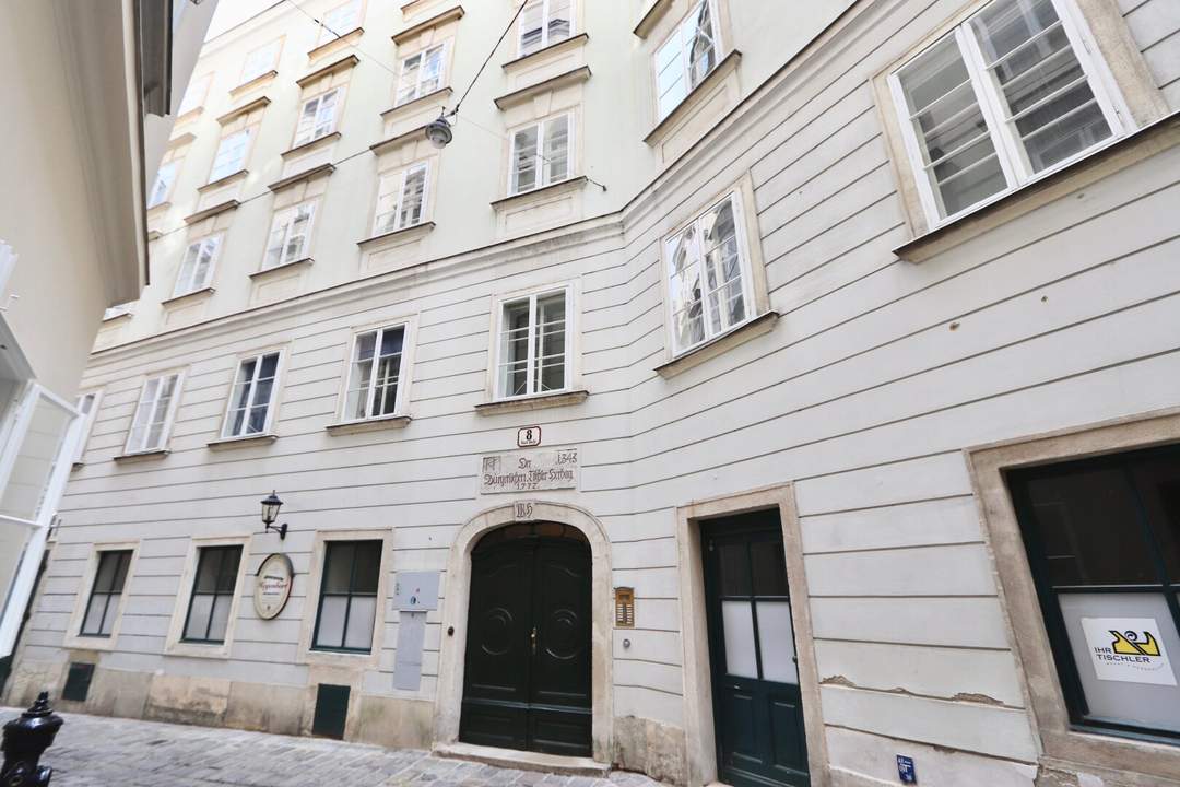 Modernes Wohnen in historischer Biedermeierliegenschaft! Voll möbliertes City-Apartment nächst Kärntner Straße!