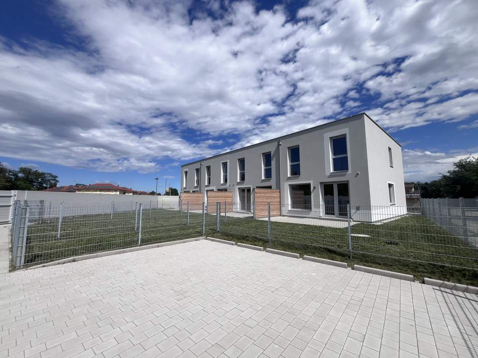 NEU BAU - mit Keller, Garten und je 2 Stellplätzen!