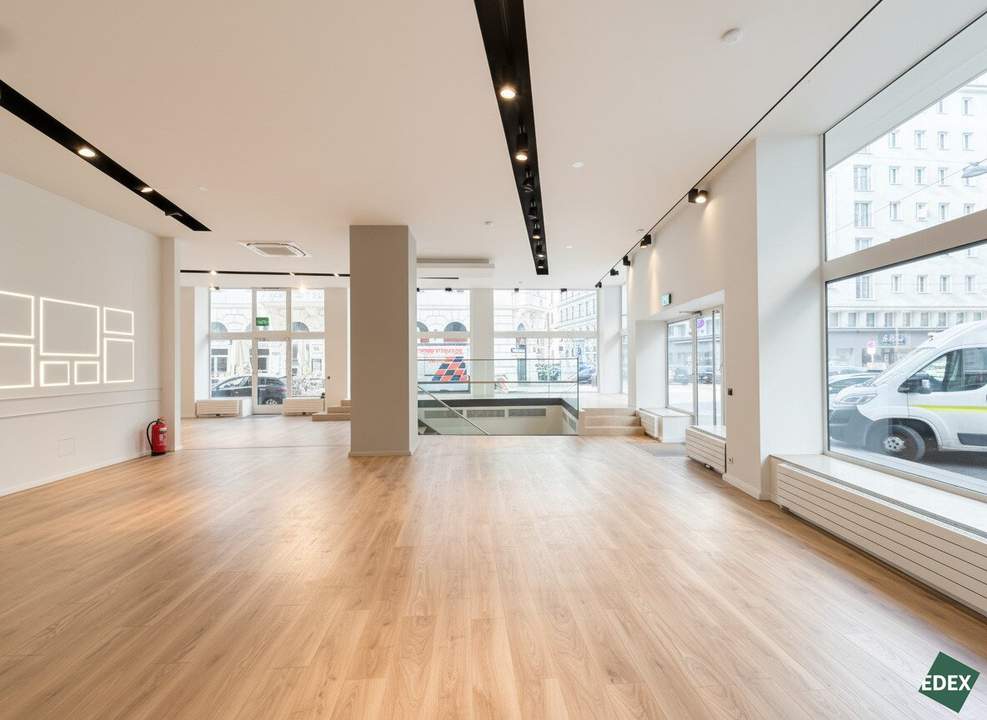 Hochwertige Retailfläche auf zwei Ebenen mit großzügigen Auslagen und hoher Sichtbarkeit