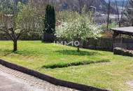HOLZBLOCKHAUS MIT SCHÖNEM GRUND UND FERNBLICK