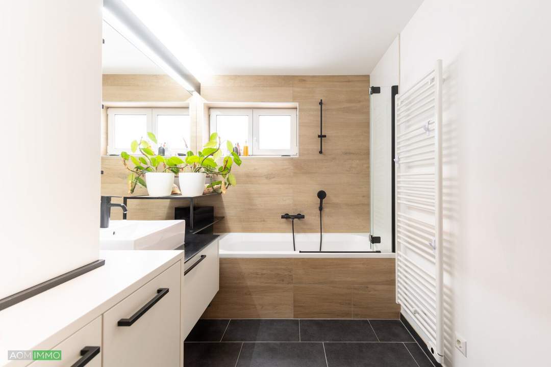 Neuwertige Gartenwohnung mit Terrasse und 2 Garagenplätze