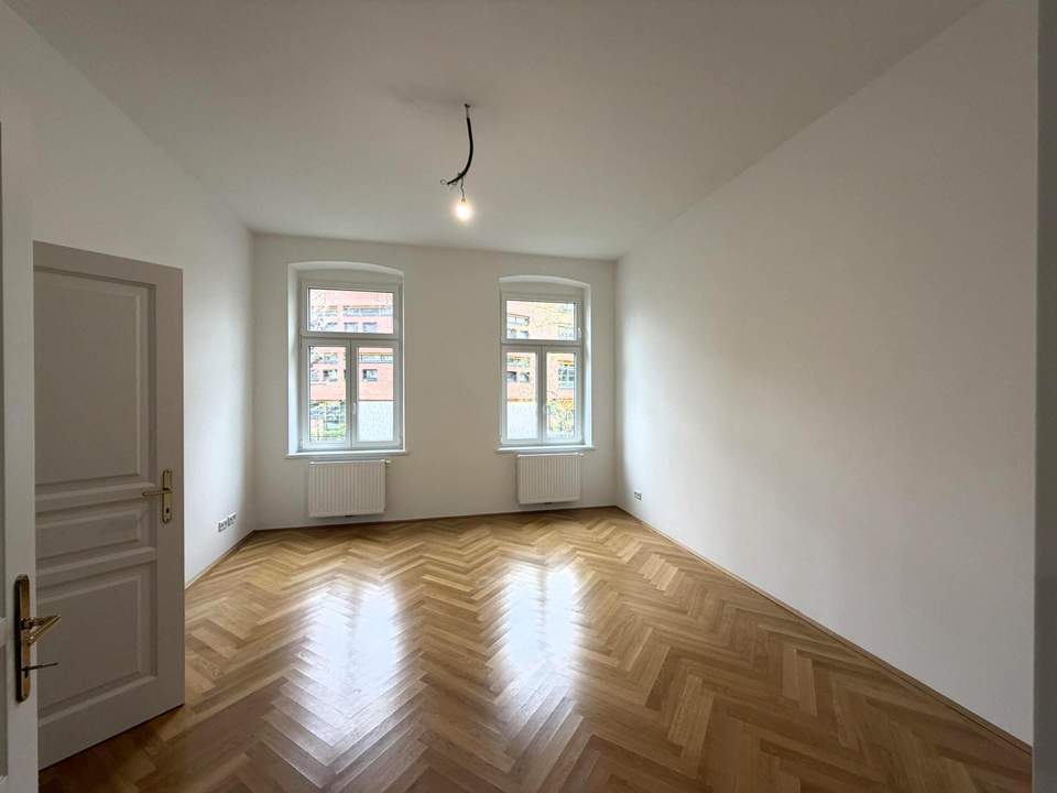 Neu sanierte Wohnung im Wiener Altbau // Newly renovated apartment in an old Viennese building //