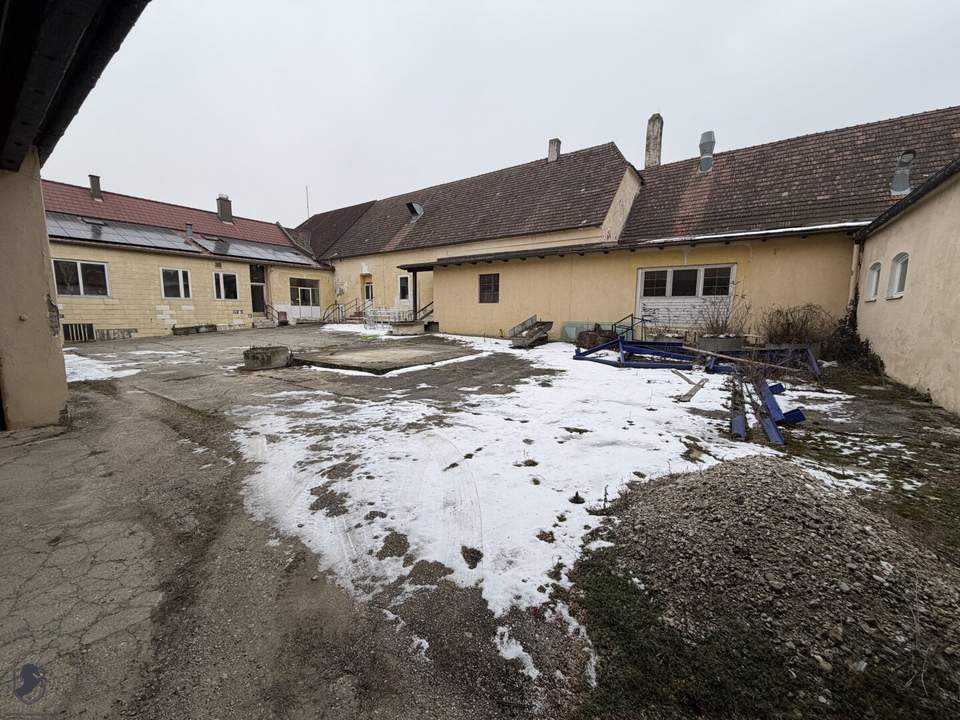 GEWERBELAGER / HALLE MIT FREIFLÄCHE &amp; PARKPLÄTZEN