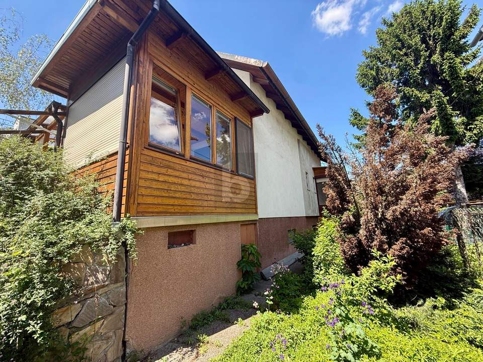 SCHNUCKELIGES EINFAMILIENHAUS IN GRÜNER OASE MIT KELLER