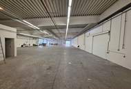 Lagerhalle / Produktionshalle mit 6 m Hallenhöhe, Verladerampe und 24/7-Zufahrt zu vermieten