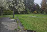 Bad Vöslau, parkähnlicher Grund mit kleinem Wohnhaus