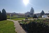 TRAUMHAFTER BUNGALOW FÜR ZWEI PERSONEN SAMT NEBENGEBÄUDE FÜR HOBBYRAUM, PARKÄHNLICHEM GARTEN MIT SCHWIMMTEICH ALS NATURPOOL DIREKT AN FELDER DER REGION ANGRENZEND