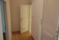 KLASSISCHE ZWEI-ZIMMER-ALTBAUWOHNUNG mit Miniküche und Grünblick!
