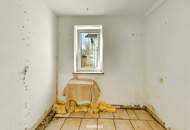 Sanierungsbedürftiges Wohnhaus mit Nebengebäuden