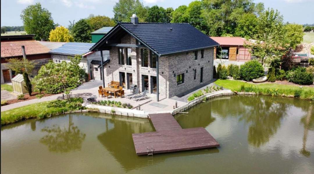 Einzigartiges Baugrundstück mit großem Schwimmteich in Graz