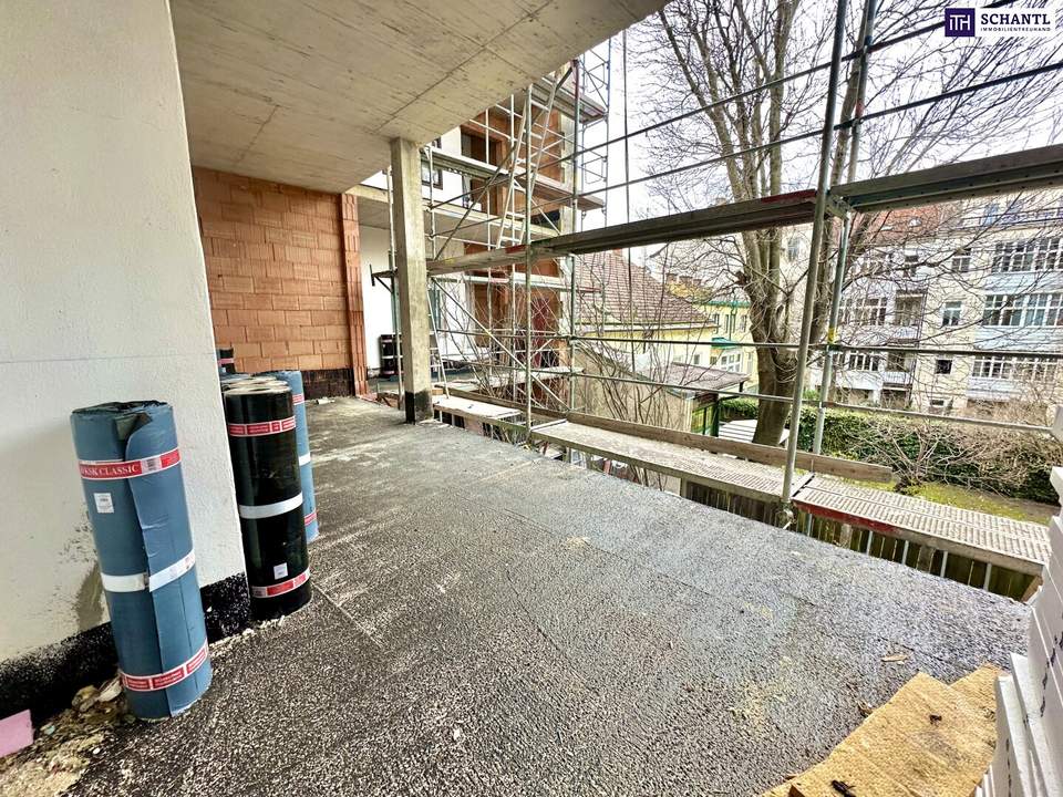 3,5-Zimmer-Wohnung mit Sanierungsbedarf und 20 m² großer Loggia im Innenhof! Plus rundum saniertes Haus!