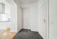 Grosszügige helle 2-Zimmer Altbau-Wohnung in zentraler Lage