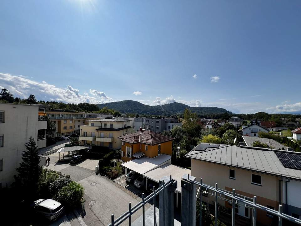 Exklusive Dachgeschoss-Maisonette mit supergroßer Terrasse und wunderbarem Fernblick & Tiefgaragenparkplatz