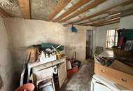 Sanierungsbedürftiges Bauernhaus, mit alten Stallungen und einem offenen Stadl, am Dorfplatz!