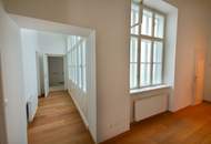 Großzügige Altbauwohnung mit kleinem Balkon in repräsentativen Stilaltbau
