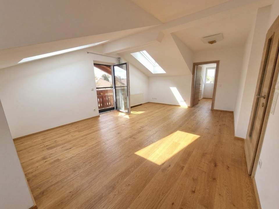 Helle 3-Zimmer-Dachgeschosswohnung mit Balkon und bester Anbindung nach Salzburg