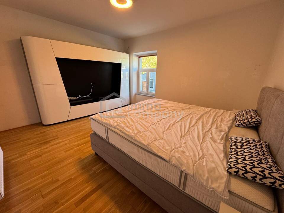 Altbauwohnung mit klassischer Raumstruktur und großer Terrasse – zentrale Lage